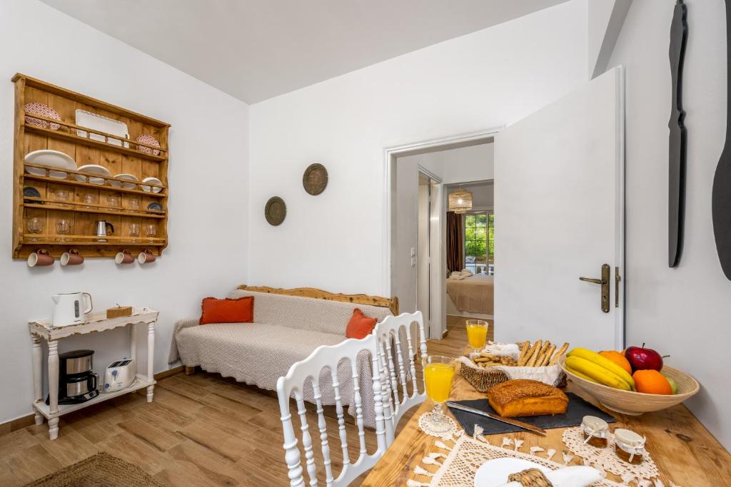 Кровать или кровати в номере Afroditi Superior Apartments