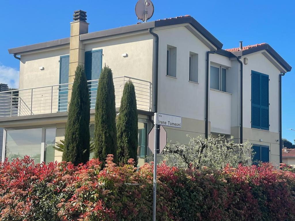una casa con una señal de stop delante de ella en Villa I tre Cipressi en Lido di Camaiore