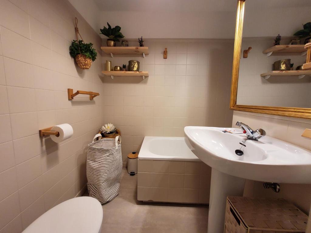 A bathroom at Precioso apartamento en La Toja