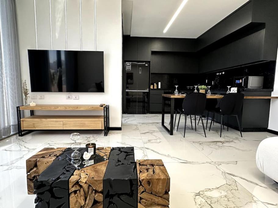 Una cocina o kitchenette en Stylish and spacious 3BR apartment in the heart of Jerusalem! اهلا وسهلا