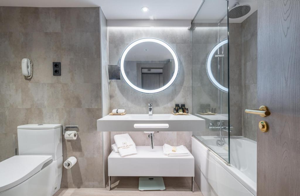 A bathroom at Grand Plaza Hotel & Wellness