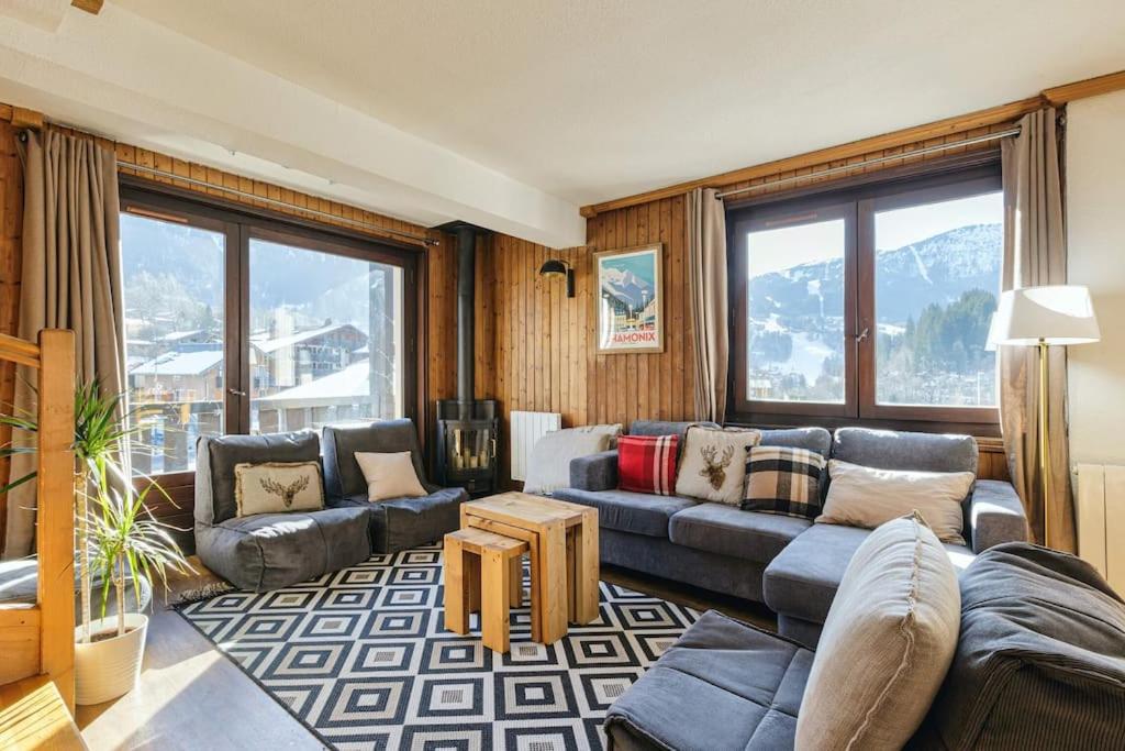 - un salon avec des canapés, un canapé et des fenêtres dans l'établissement Balcons Anaïte - Duplex 5BR 110m2 - Parking - Central - MtBlancView, aux Houches