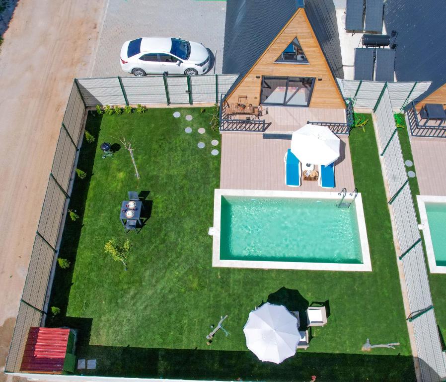 - une vue aérienne sur une cour avec une piscine dans l'établissement Atli Bungalow, à Fethiye
