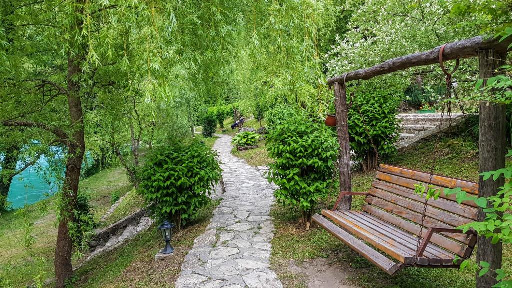 Zahrada ubytování Rafting Camp Encijan