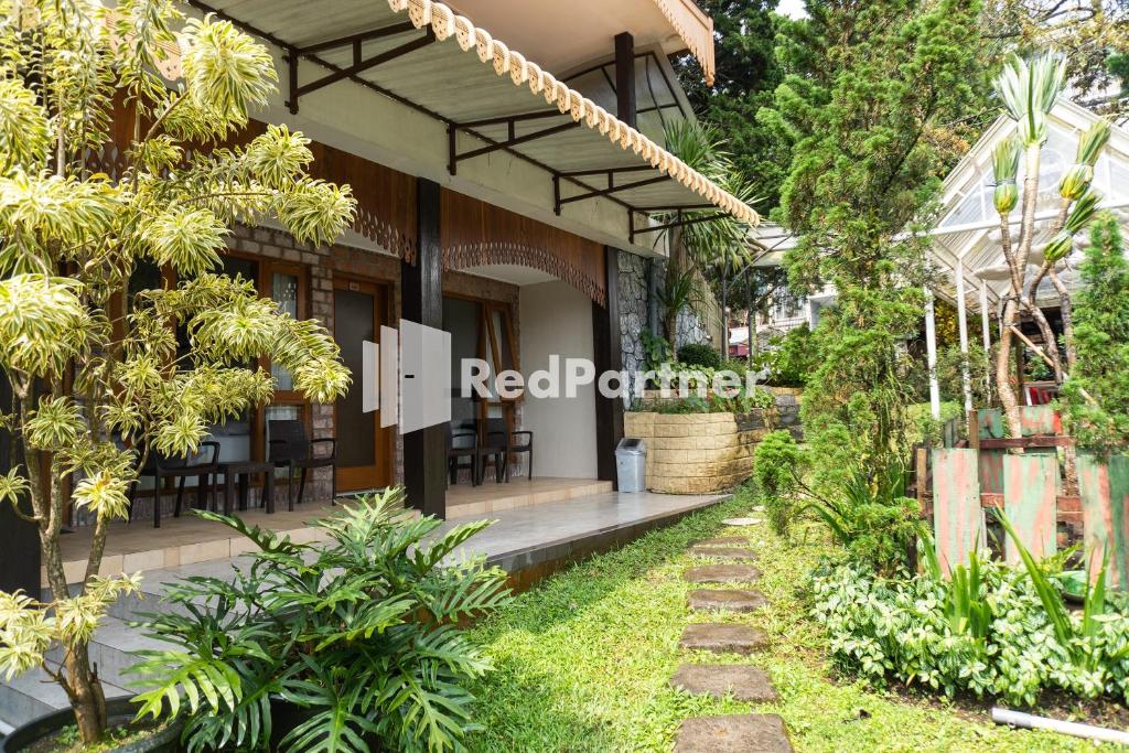 eine Villa mit einem Garten in ubud in der Unterkunft Javenir Hotel Tawangmangu Mitra RedDoorz in Karanganyar