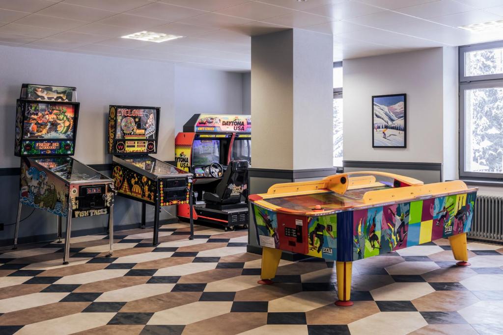 Sala de juegos en Hotel Altein Arosa, a Faern Collection Resort
