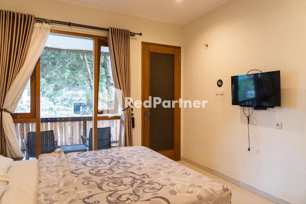 TV a/nebo společenská místnost v ubytování Javenir Hotel Tawangmangu Mitra RedDoorz