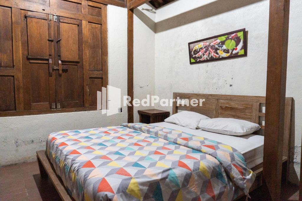 Postel nebo postele na pokoji v ubytování Javenir Hotel Tawangmangu Mitra RedDoorz