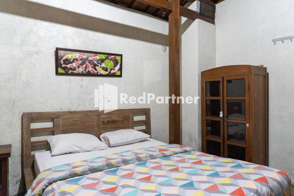 Postel nebo postele na pokoji v ubytování Javenir Hotel Tawangmangu Mitra RedDoorz