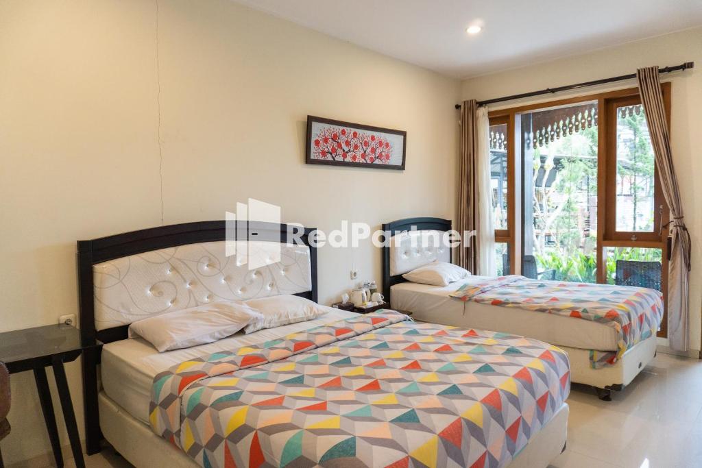 Postel nebo postele na pokoji v ubytování Javenir Hotel Tawangmangu Mitra RedDoorz
