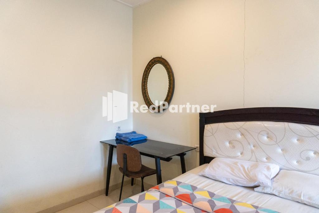 Postel nebo postele na pokoji v ubytování Javenir Hotel Tawangmangu Mitra RedDoorz