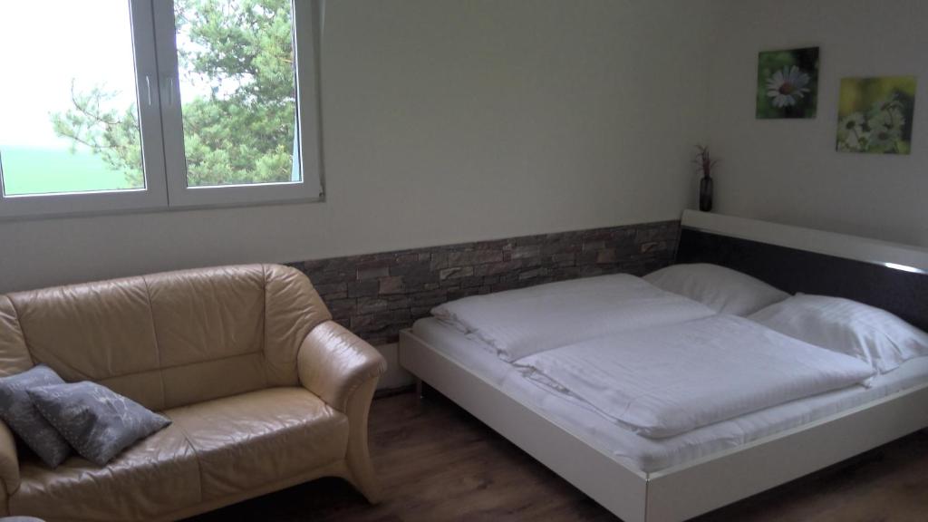 ゲルリッツにあるOtto Apartmentのベッドルーム1室(ベッド1台、ソファ、椅子付)