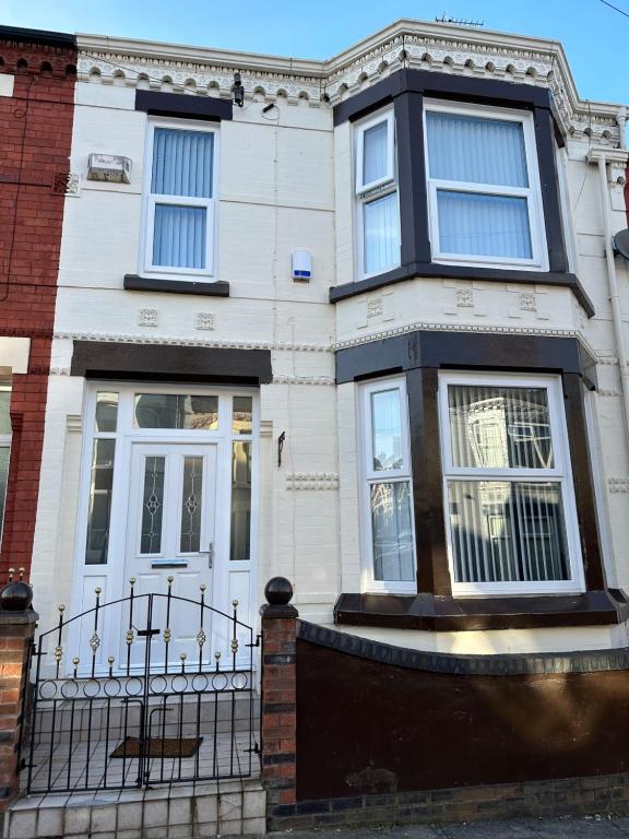 リバプールにあるWatford Road House Liverpoolの白い家