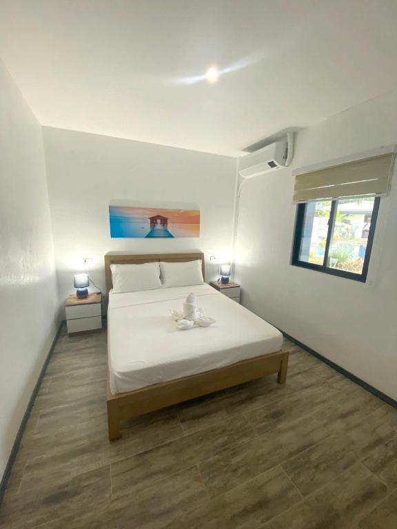 Llit o llits en una habitació de Hidden Lagoon Resort