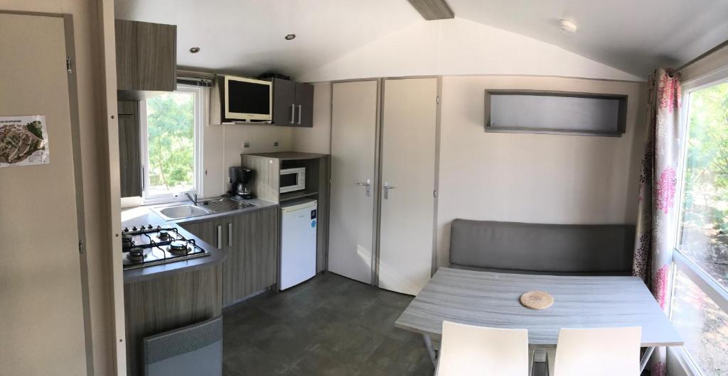 Kuchyň nebo kuchyňský kout v ubytování CAMPING MONTE ORTU