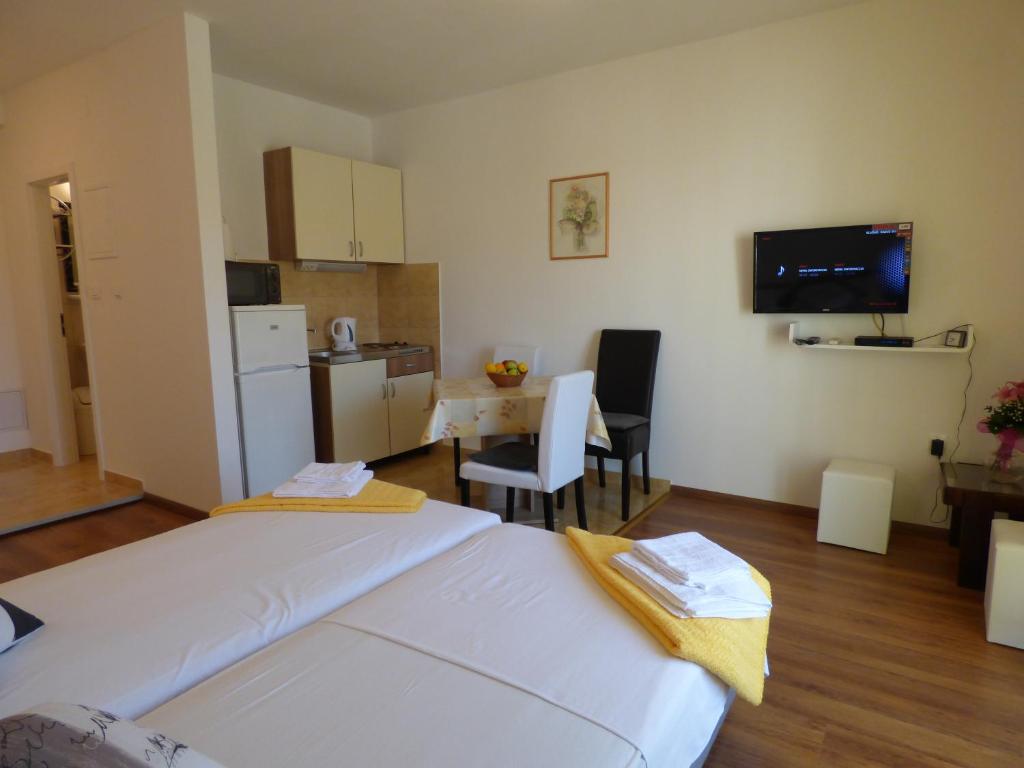 Kuchyň nebo kuchyňský kout v ubytování Studio Apartments Buki