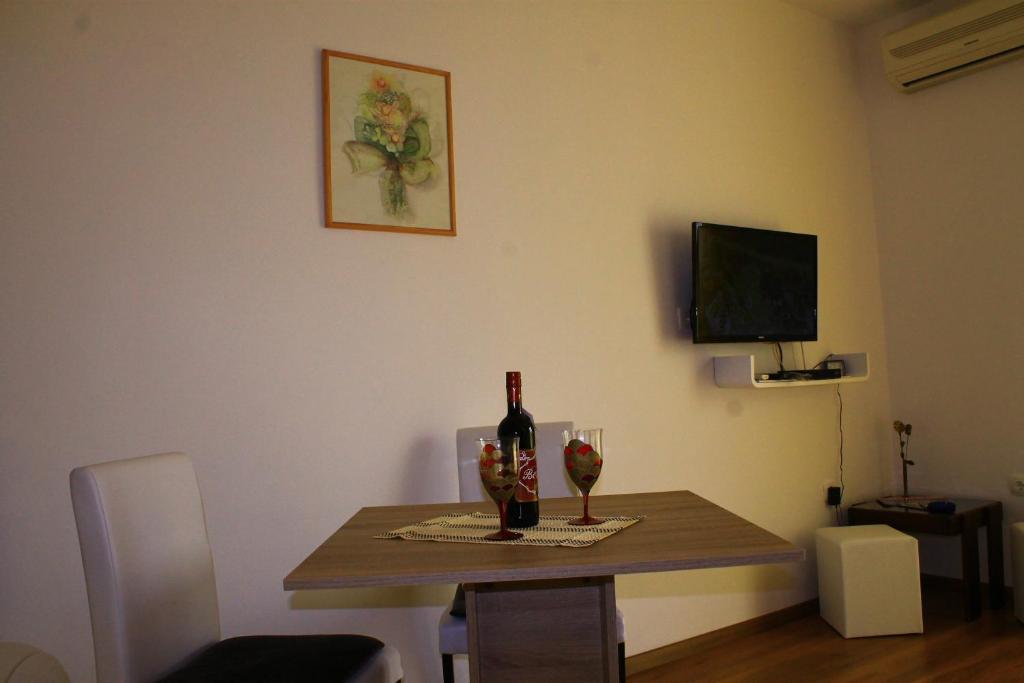 TV a/nebo společenská místnost v ubytování Studio Apartments Buki