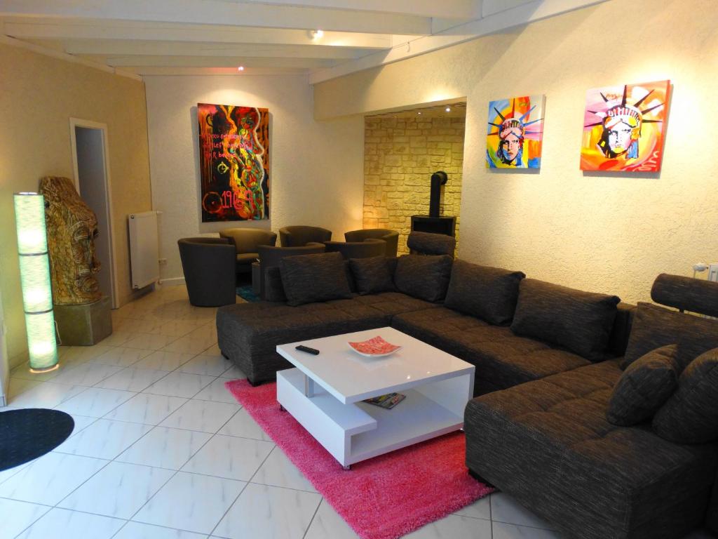 ein Wohnzimmer mit einem Sofa und einem Tisch in der Unterkunft Ferienhaus Villa Rosi in Cochem