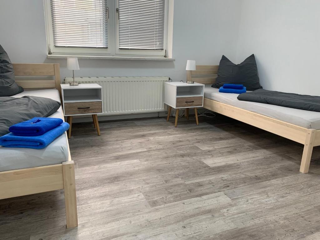 een kamer met twee bedden en twee nachtkastjes bij Apartment 70 qm Kalimandscharo 3 in Zielitz - Magdeburg in Zielitz