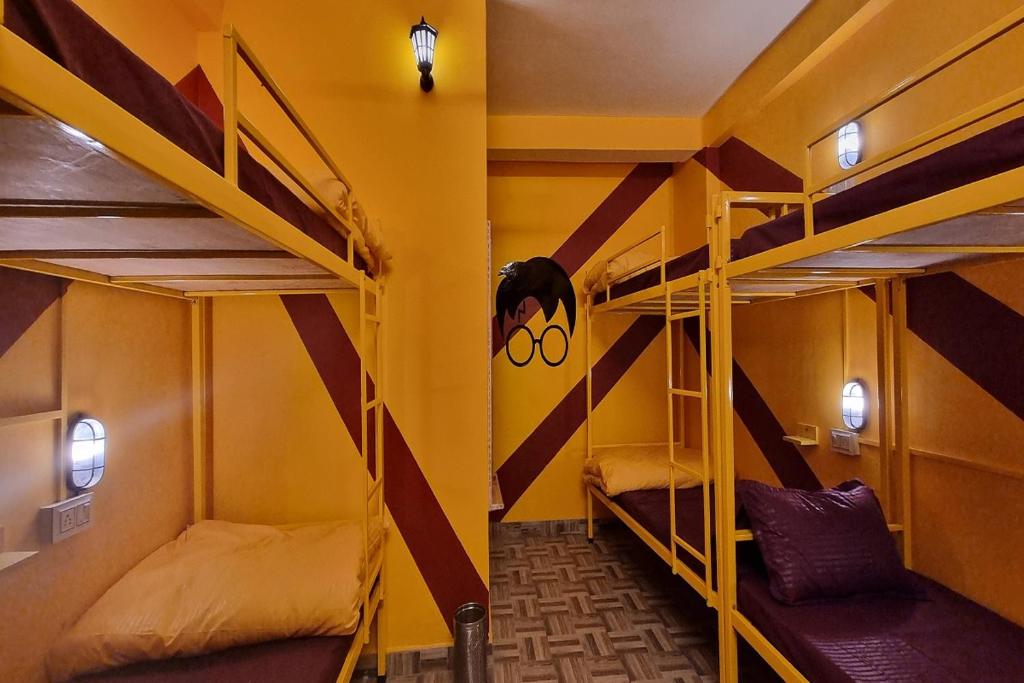 a room with two bunk beds in a room at Hogwartz Hostel in Kasol