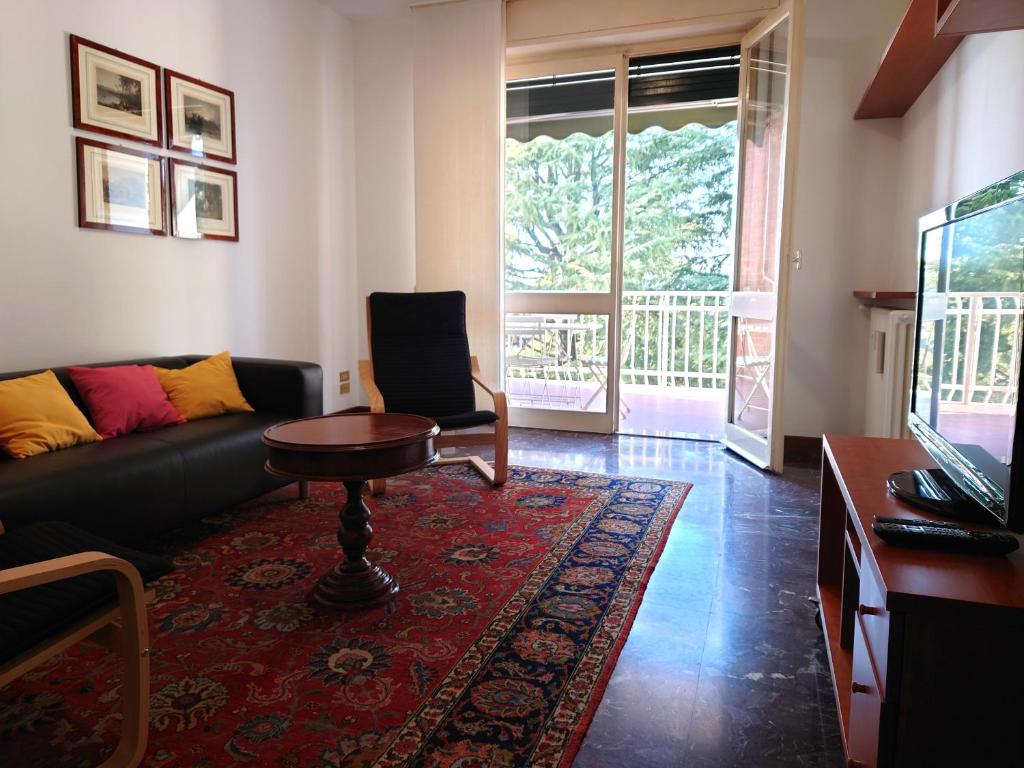 un soggiorno con divano e tavolo di Luminoso Appartamento con Balcone a Veduggio con Colzano