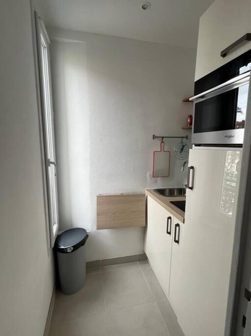 Kuchyňa alebo kuchynka v ubytovaní KB 18 Métro 14 et 7 - Free Parking