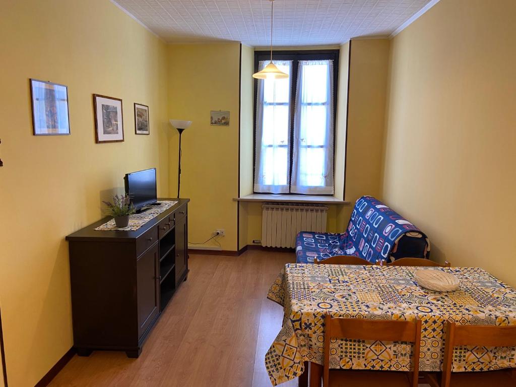 un petit salon avec une table et une télévision dans l'établissement Casa di Fra, à Savillan