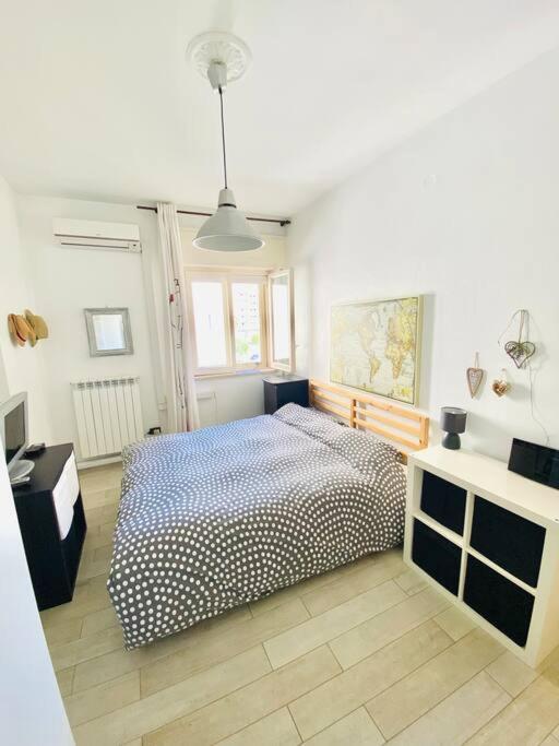 A bed or beds in a room at Cosy apartment with free parking