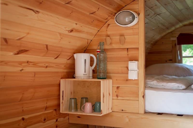 Příslušenství pro přípravu čaje a kávy v ubytování EuroParcs Wörthersee