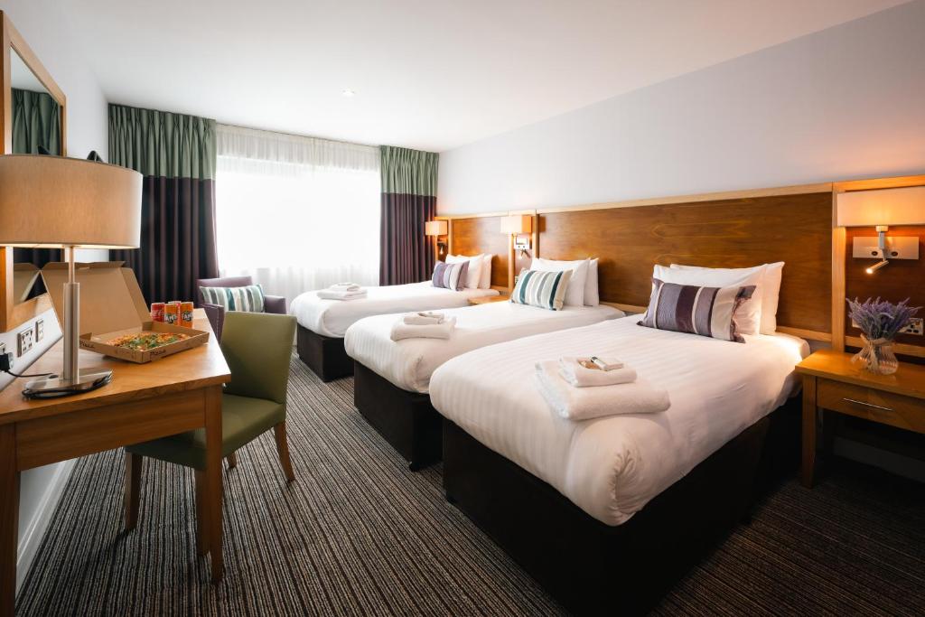Postel nebo postele na pokoji v ubytování Aspect Hotel Park West