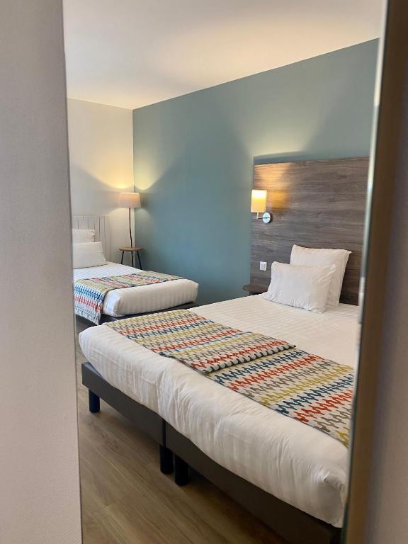 Postel nebo postele na pokoji v ubytování Hotel du Trégor