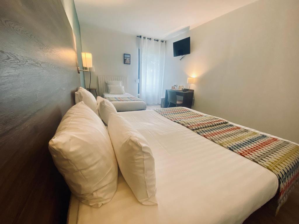 Postel nebo postele na pokoji v ubytování Hotel du Trégor