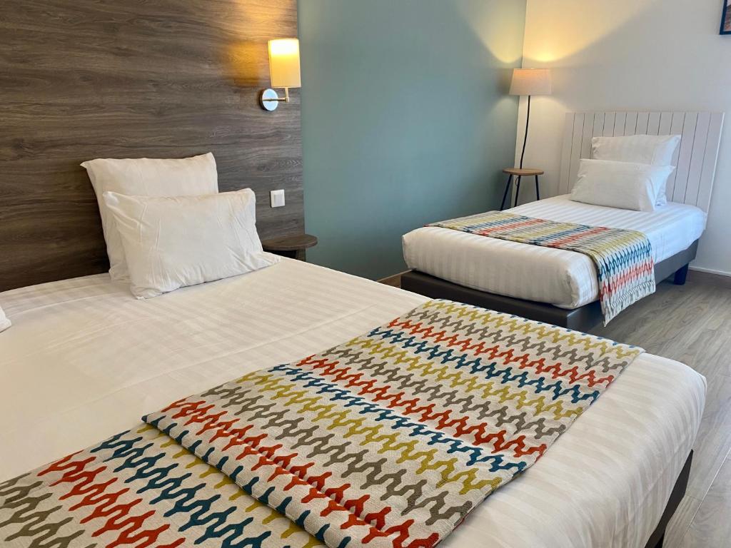 Postel nebo postele na pokoji v ubytování Hotel du Trégor
