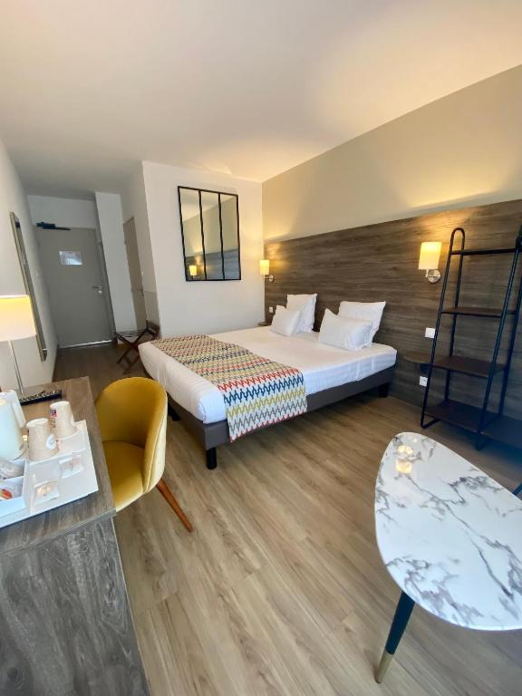 Postel nebo postele na pokoji v ubytování Hotel du Trégor