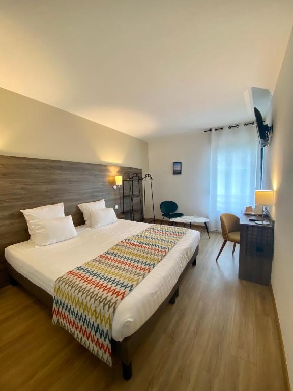 Postel nebo postele na pokoji v ubytování Hotel du Trégor