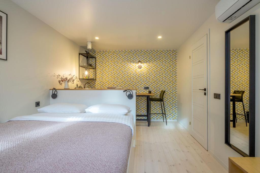 B2 Apartments - One-Bedroom Apartment