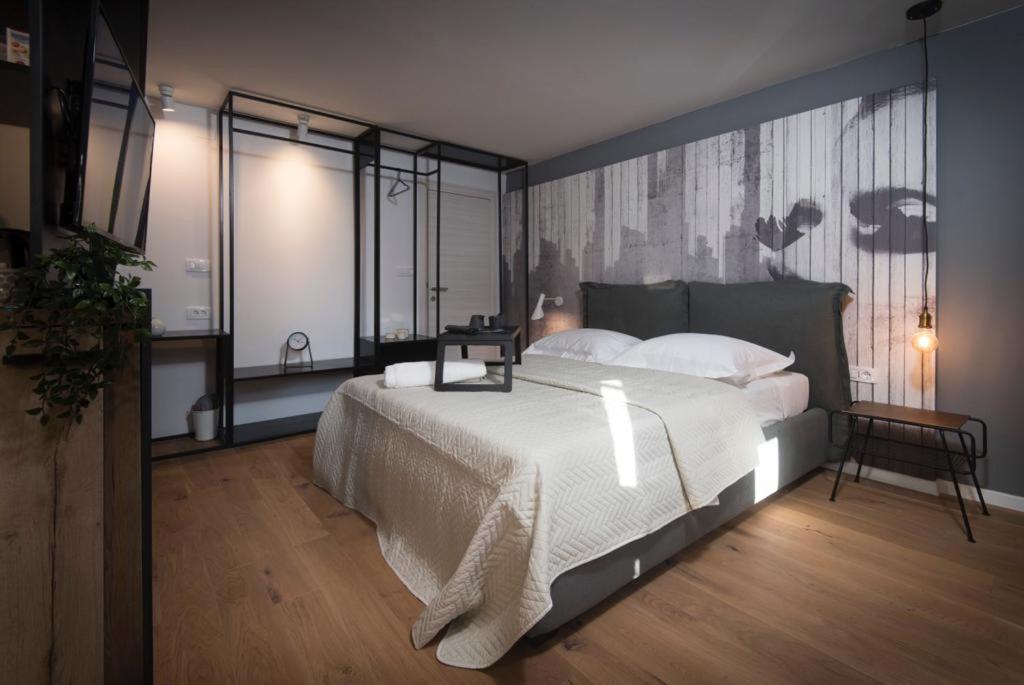 Voodi või voodid majutusasutuse Sibinicum luxury rooms toas