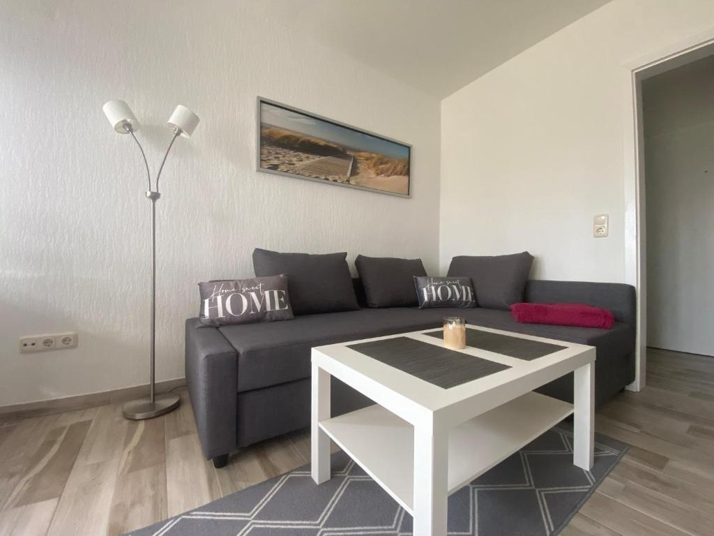 ein Wohnzimmer mit einem Sofa und einem Tisch in der Unterkunft Ostseeoase Zinnowitz in Zinnowitz