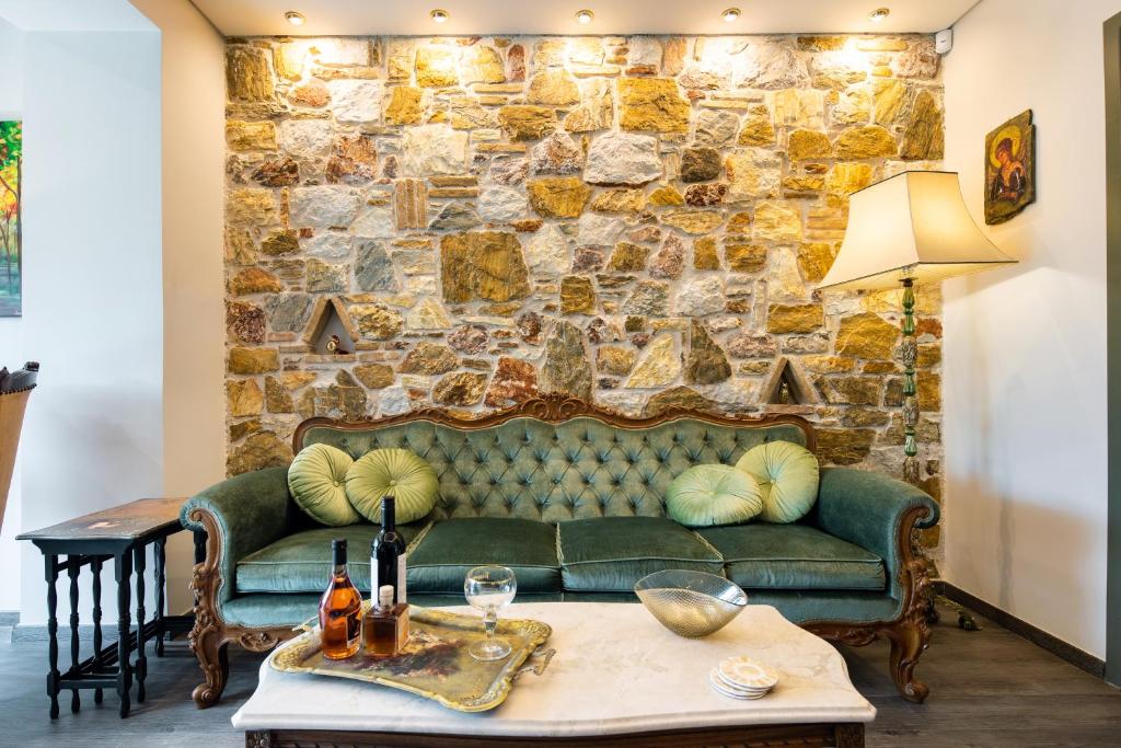 A seating area at Queen's stone legend, royal living by Acropolis