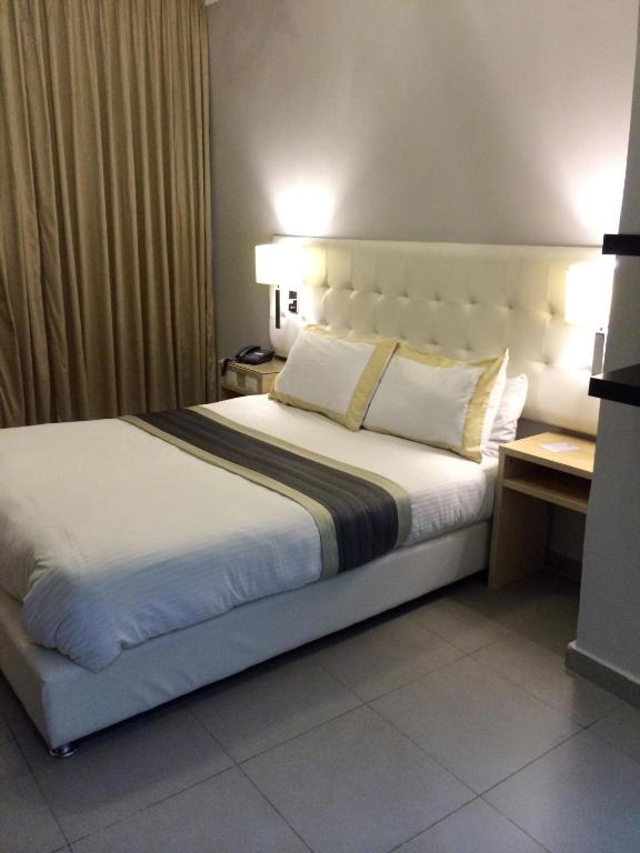 Postel nebo postele na pokoji v ubytování Crystal Suites