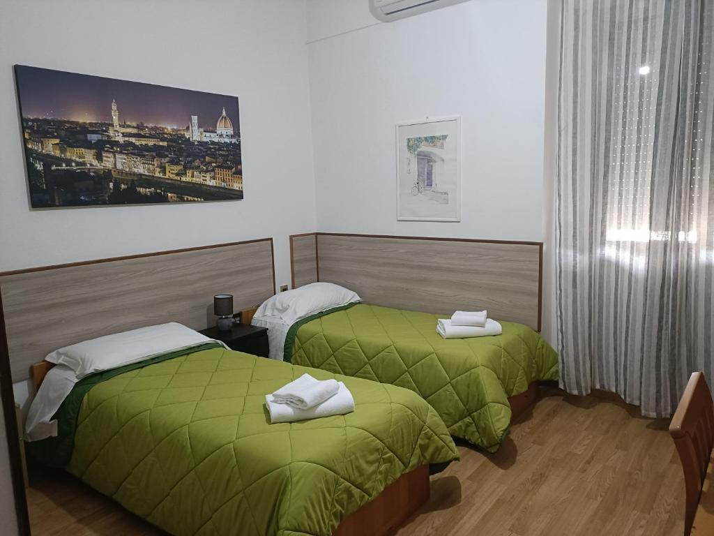 Hotel Alba Serravalle房間的床