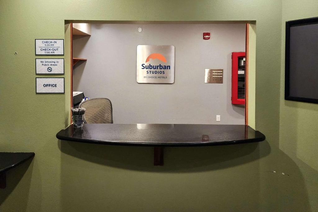 una sala de espera con una mesa circular en un hospital en Suburban Studios, en Dickinson
