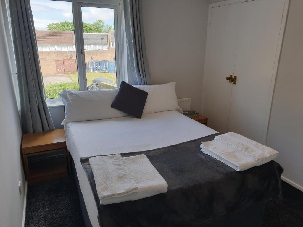 uma cama num quarto com uma janela em Washington's Diamond 3 Bedroom House Sleeps 6Guest em Washington