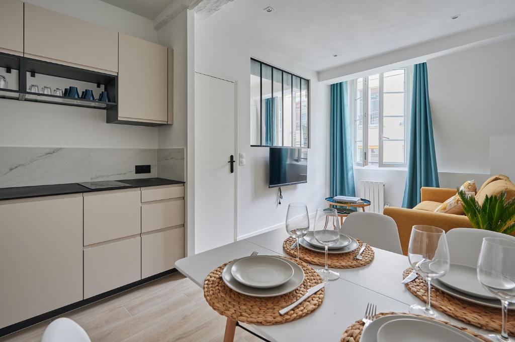 Televízia a/alebo spoločenská miestnosť v ubytovaní Residence Center of Paris by Studio prestige