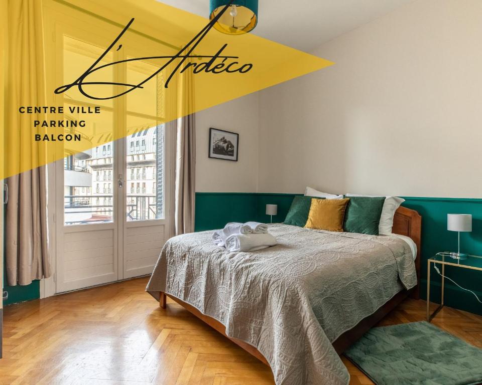 1 dormitorio con 1 cama con techo amarillo en *LarDéco* Central ville & Parking, en Clermont-Ferrand