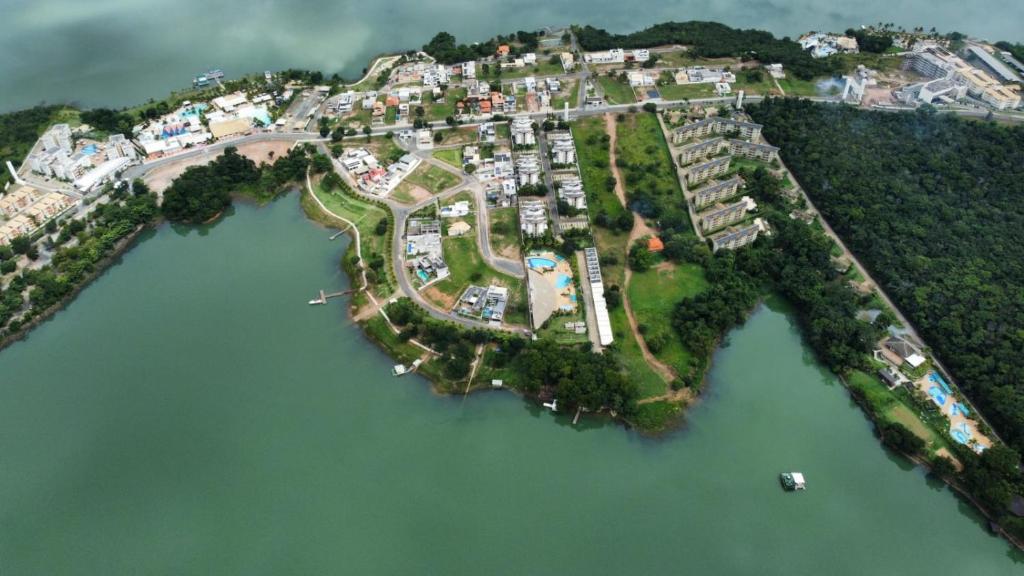 an aerial view of an island in the water at Enseada Nautico Apart Flat I Vista para o Lago Corumbá in Caldas Novas