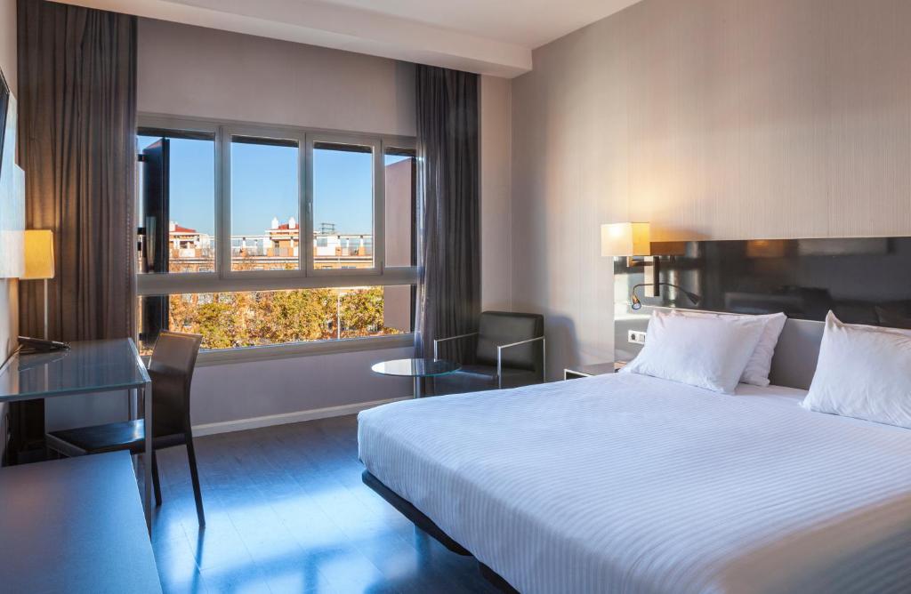 una camera d'albergo con letto e finestra di Porcel Torneo a Siviglia