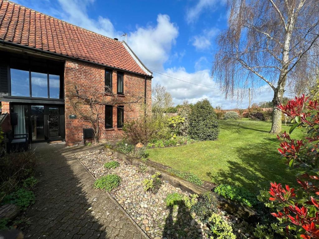 ein Backsteinhaus mit Garten davor in der Unterkunft Boutique Barn - Sleeps 4 Parking & Private Garden in Great Yarmouth
