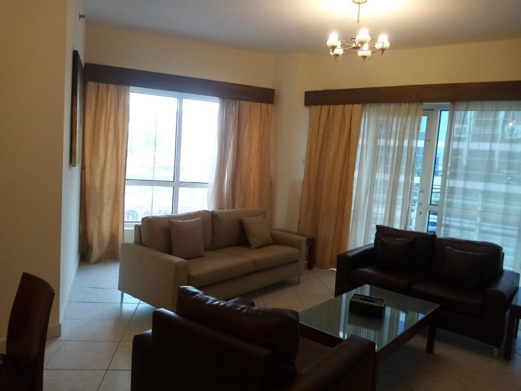 Posezení v ubytování Lovely 2BR Al Deyafa