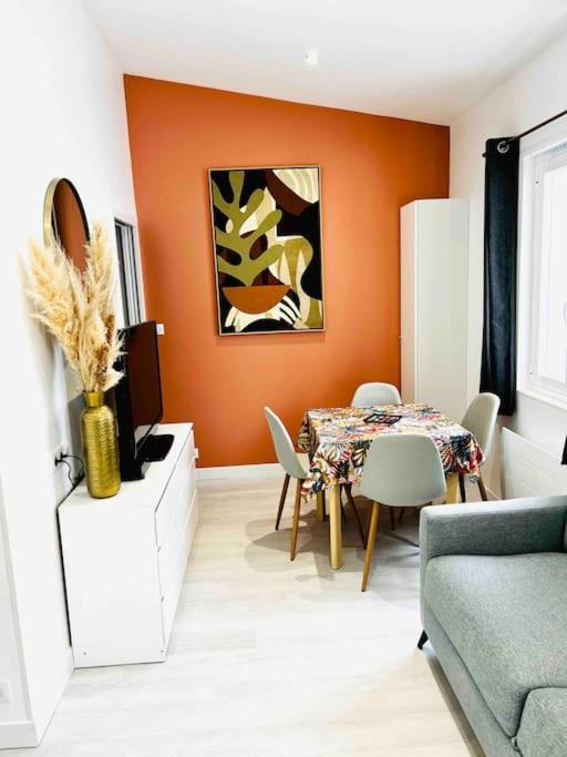 un salon avec une table et une télévision dans l'établissement Saint-Gilles-Croix-de-Vie, Charmant 2 pièces 'O GITE', à Saint-Gilles-Croix-de-Vie